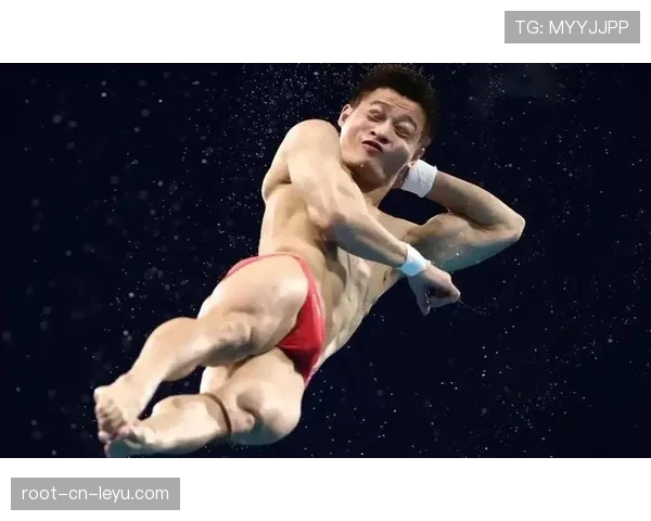 顶级跳水运动员的姿态:他是如何通过空中翻转控制落水水花的 顶级跳水运动员的姿态:他是如何通过空中翻转控制落水水花的